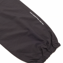画像をギャラリービューアに読み込む, [COLOR COMMUNICATIONS] DRIP EMB LETTER NYLON - CHARCOAL

