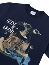 画像をギャラリービューアに読み込む, [GRAND COLLECTION] Geese Of Grand Tee - Midnight Navy
