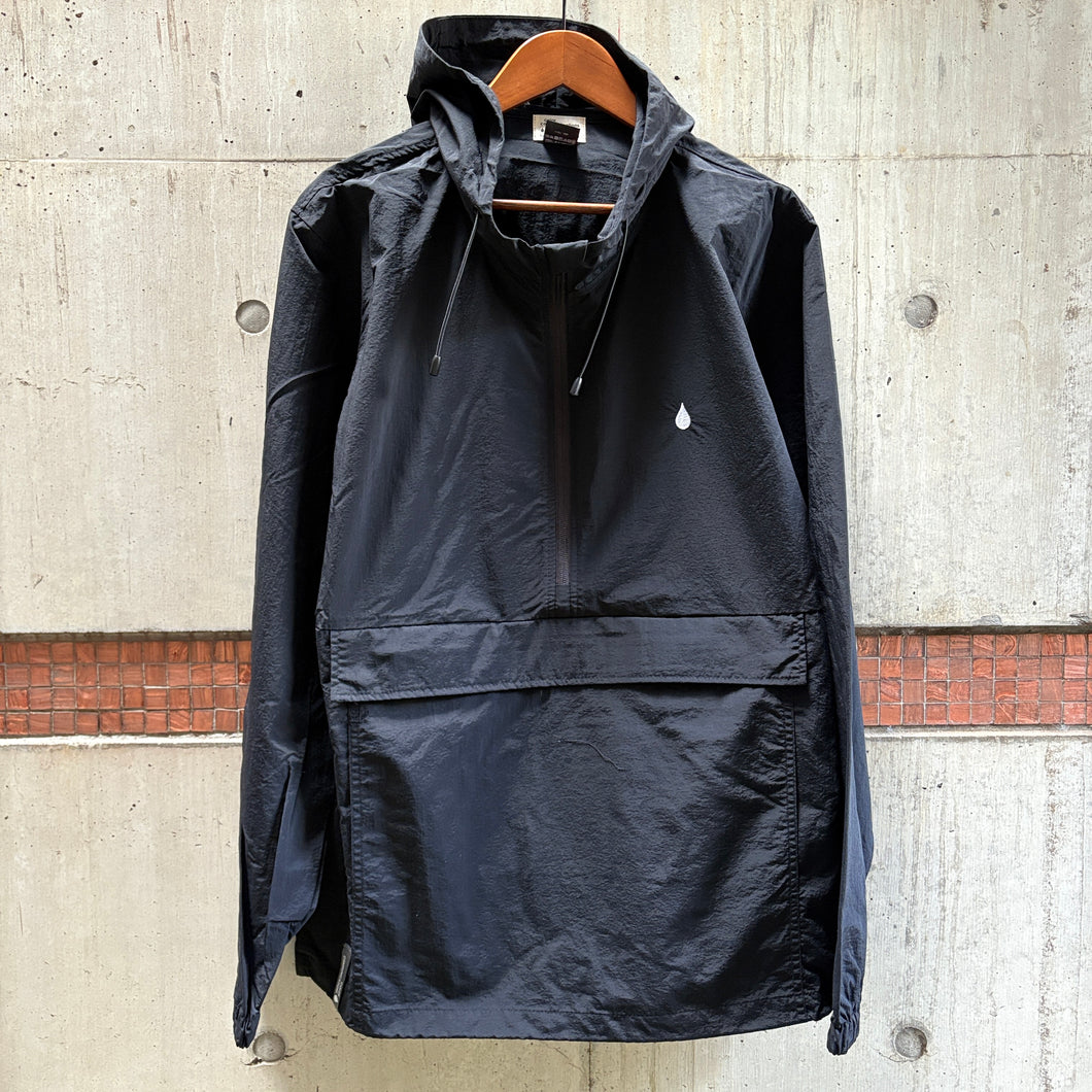 [COLOR COMMUNICATIONS] JACKET / DRIP EMB PACKABLE ANORAK - BLACK