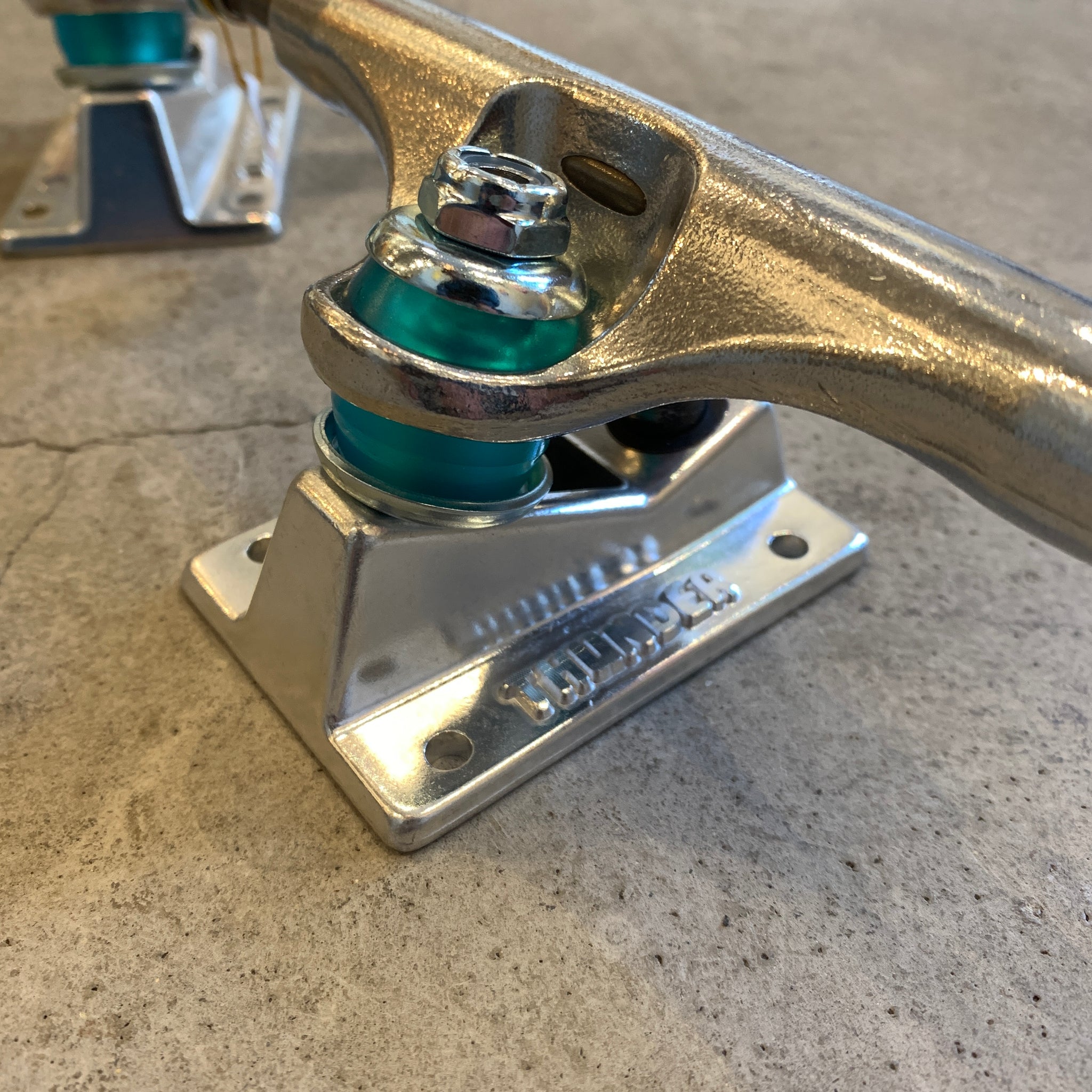 スケートボード Thunder HOLLOW LIGHTS147 HI トラック スケートボード サンダー】Thunder Hi 147 Hollow